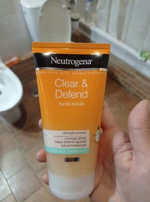 Clear & defend face scrub